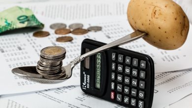 Image d'une balance entre une pomme de terre et de l'argent sur une calculatrice