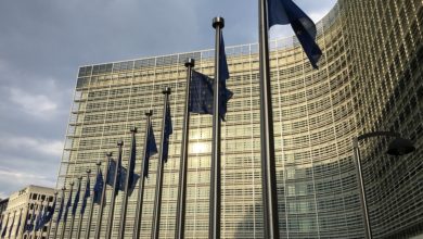 Image de la commission européenne avec drapeaux devant