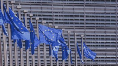 Drapeaux européens devant la commission européenne
